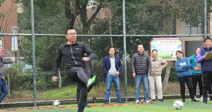 足球超远距离倒钩射门技巧（提高技术水平让球飞进球门）