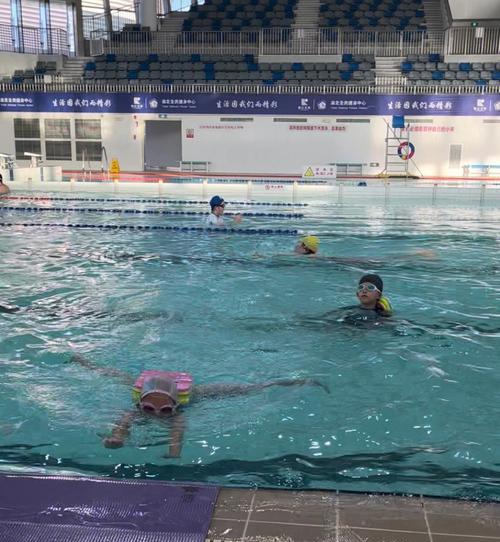 如何正确地以泳池游泳换气（学会换气技巧）