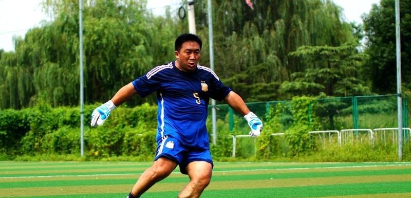 从零开始学习足球技巧（从基础动作到高难度绝技）