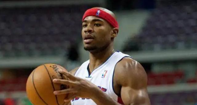 NBA球员摔倒技巧有哪些？摔倒时如何保护自己？