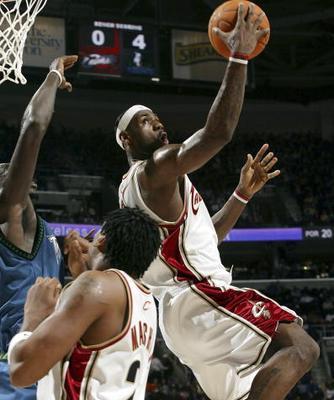 NBA反手上篮技巧大全（掌握这些技巧）