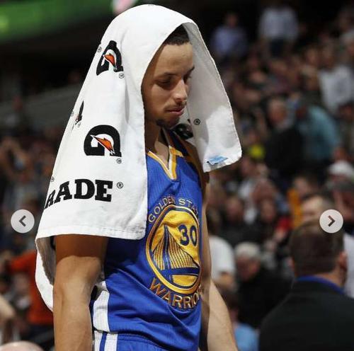 揭秘NBA判罚技巧（裁判的执法秘密与球员的应对策略）