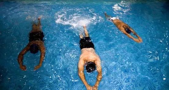 自由泳换气技巧之双手交替（揭秘游泳高手的换气秘诀）