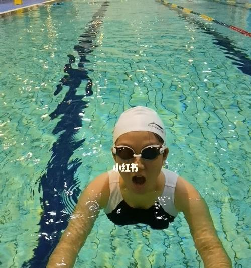 游蛙泳时为何觉得特别累且换气困难？