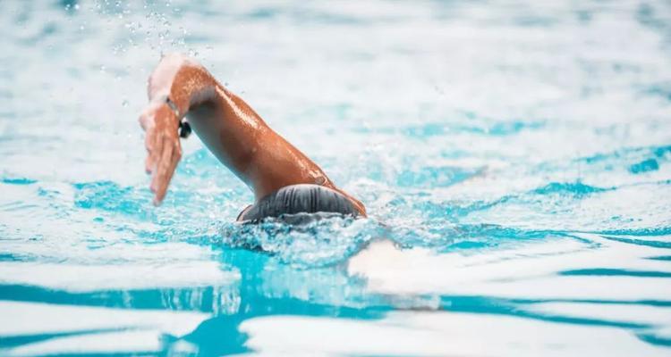 游泳中如何正确换气教学？有哪些技巧和常见错误？