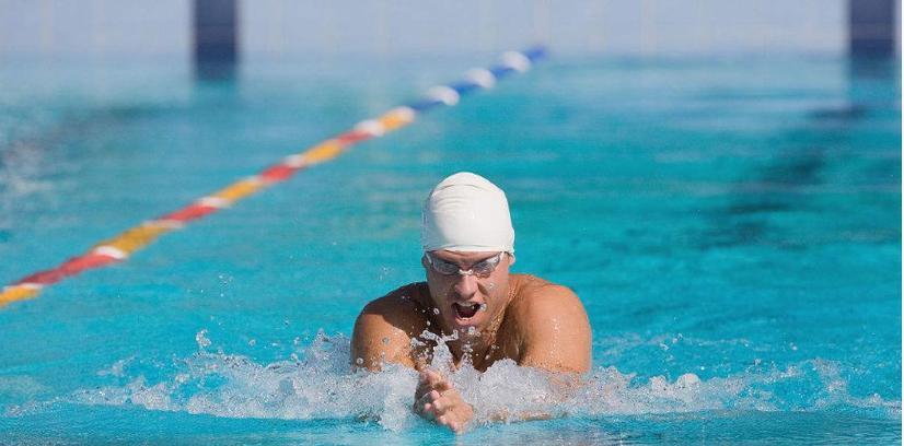 以蛙泳换气时喝到水不能吐气的危害（换气时要注意）