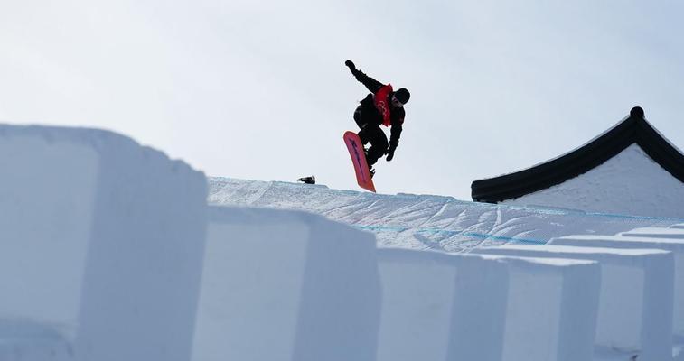 如何在双板滑雪坡面障碍中获得最高分？有哪些技巧可以提高成绩？