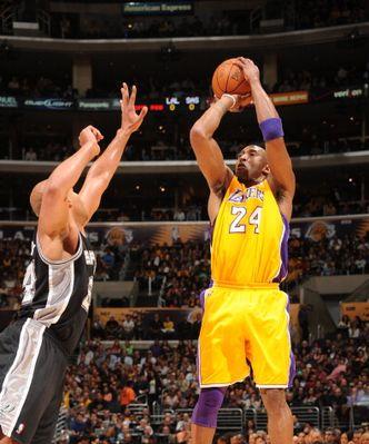 科比单手投篮的技巧剖析（揭秘科比单手投篮的奥秘）