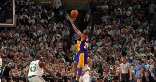 如何掌握科比翻身后仰跳投的发力技巧？