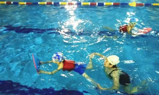 正确换气方法——以蛙泳为例（健康的呼吸方式/蛙泳呼吸技巧/）