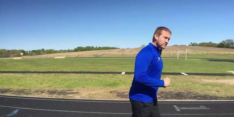 如何训练50米跑步技巧（掌握正确的姿势和步频）