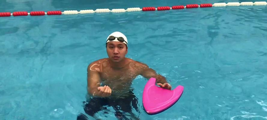 蛙泳换气时腿浮在水面怎么办？正确技巧是什么？