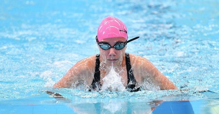 掌握好蛙泳换气时机的技巧（如何在蛙泳中恰当换气）