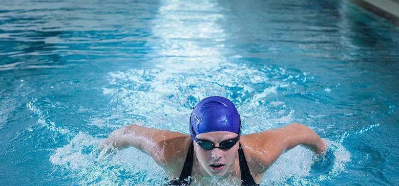 学会以蛙泳换气，轻松游遍池塘（蛙泳换气技巧）