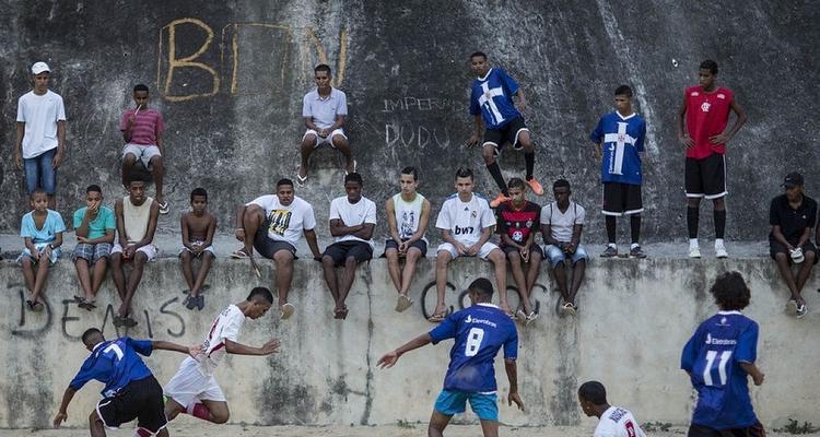 足球守门员规则是什么？如何掌握守门技巧？