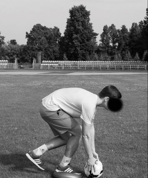 足球动作技巧和训练方法（提高足球技巧）