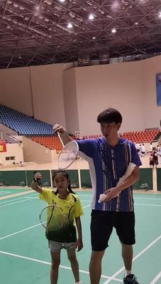 以快速打羽毛球技巧为主（如何快速提高羽毛球打法水平）