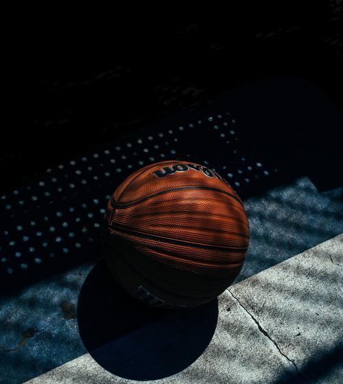 篮球新手必学的几个简单技巧配合是什么？如何快速掌握？